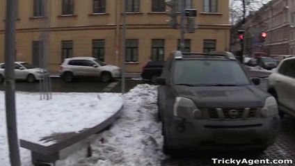 Мужик пригласил туристку домой и на синем диване жестко оттрахал в теплую писю #2