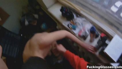 Брюнетка отвлекает геймера от компьютера стриптизом и оральным сексом