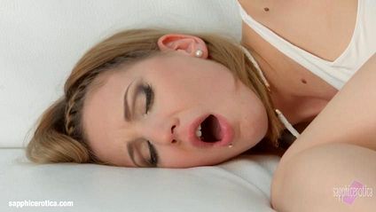 Блондинка надела фиолетовую повязку на глаза лесбиянки и нежно покушала ее пиздень