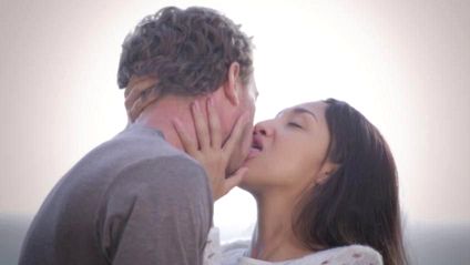 Стройная азиатка с маленькой грудью дает в бритую киску на улице #1