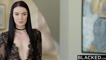 Молодая студентка получила оргазм от черного члена в попке #1