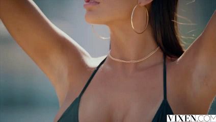 Две телки обработали большой член соседа #1