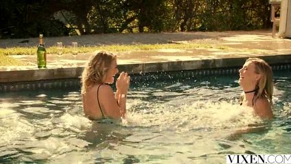 Две светловолосые лесбиянки отсосали большой член однокурсника #1