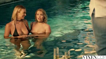 Две светловолосые лесбиянки отсосали большой член однокурсника #2