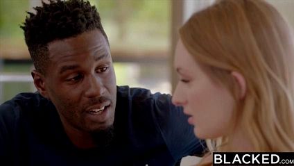 Молодая блондинка с маленькими сиськами взяла в ротик черный член #2