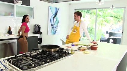 Шеф - повар оттрахал молодую помощницу по принуждению #1