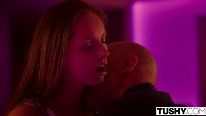 Классная телка с большими дойками занимается сексом прямо на природе #3