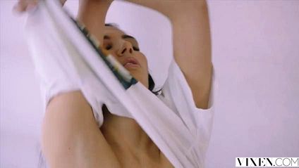 Девушка с завязанными глазами делает минет и наслаждается нежным сексом #1