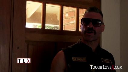 Брутальный мужик уложил цыпочку на диван и довел ее до бурного оргазма #1