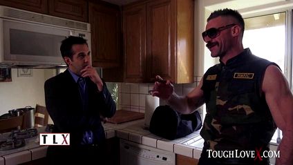 Брутальный мужик уложил цыпочку на диван и довел ее до бурного оргазма #2