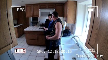 Брутальный мужик уложил цыпочку на диван и довел ее до бурного оргазма #3