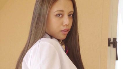 Сексуальная девушка устраивается удобно на диване, чтобы дрочить клитор #4