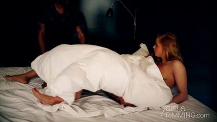 Две страстные красотки сосут один член и пробуют на вкус сперму парня #1