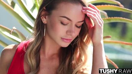 Блондинка балуется самотыком, а потом пробует анальный секс с парнем #1