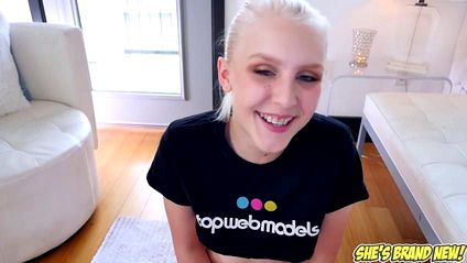 Возбужденная блондинка берет за щеку ствол самца и доставляет ему удовольствие #2