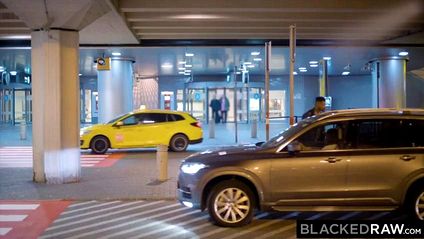 Блондинка занялась сексом с негром, который довел ее до оргазма большим болтом #1