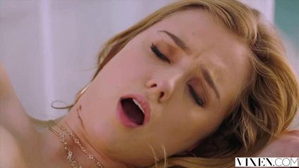 Девушка встала раком, чтобы парень смог трахнуть ее как следует