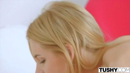 Мужик делает нежный массаж блондинке и трахает ее в разных позах