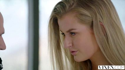 Блондинка получает удовольствие от куни, а после садится на большой член мужика #2