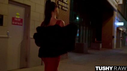 Мужик с особой страстью трахает телку с огромными сиськами и упругой попой #1