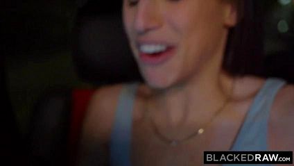 Девушка балует темнокожего парня страстным минет и подставляет вагину для секса #2