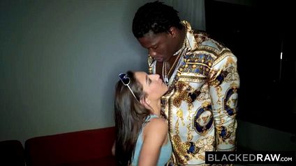 Девушка балует темнокожего парня страстным минет и подставляет вагину для секса #4