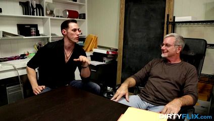 Мужик страстно и долго трахает стройную красотку, а второй просто наблюдает за ними #1