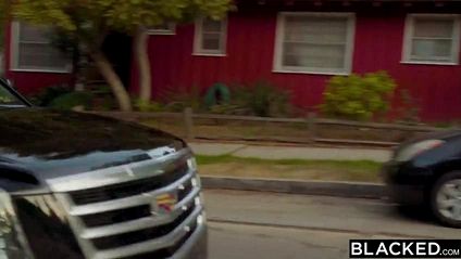 Негр лижет узкие щелки стройной телки и страстно трахает ее в анал #1