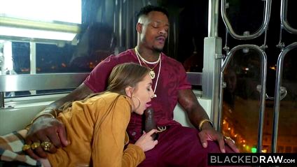 Шоколадный ствол пришелся по вкусу красотке и она трахнулась с негром #3