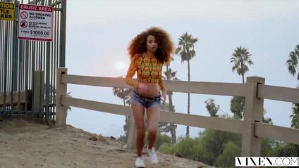 Телка с кудрявыми волосами оказалась очень страстной любовницей в постели #1