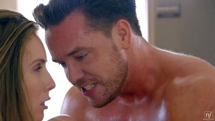 Уложив телку на кухонный стол мужик лижет пилотку и жестко трахает ее #9