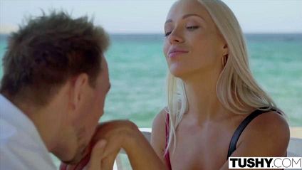 Романтический ужин красивой пары закончился жестким сексом на пляже #4