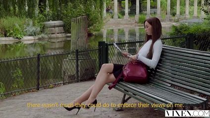 Лысый самец лижет пилотку брюнетки и страстно трахает ее раком #1