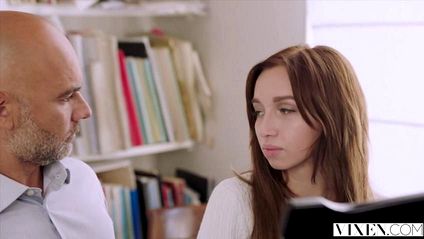 Лысый самец лижет пилотку брюнетки и страстно трахает ее раком #2