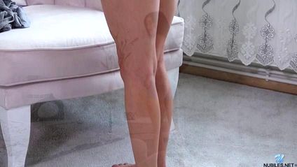 Цыпочка доводит себя до оргазма при помощи мощного вибратора и умелых рук #2