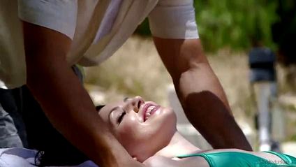 Парни в два хуя долбят пьяную девицу в пизду и очело #1