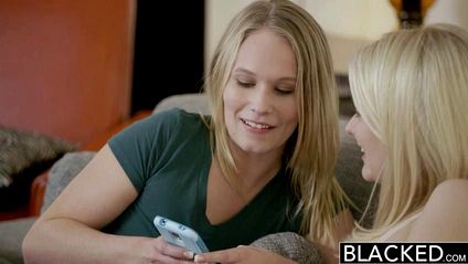 Негр раком отодрал двух белых красоток до сквиртинга #2