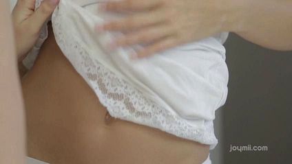 Шлюшка целует выбритую писюлю стройной лесбиянки #2