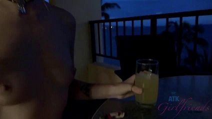 Девушка с маленькими сиськами эротично сосет большой ствол парня #1