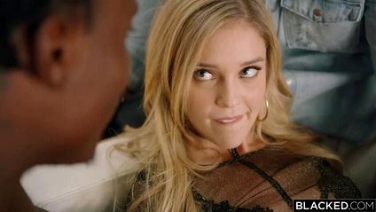 Толпа возбужденных негров устраивает ганг-банг для блондинки #1