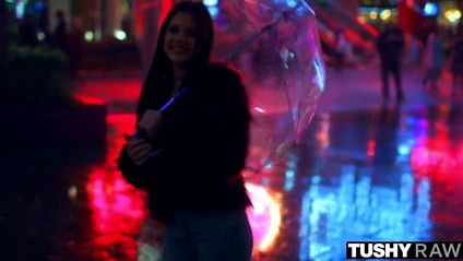 Телка вынимает анальную пробку и впускает ствол в разработанную щель #1